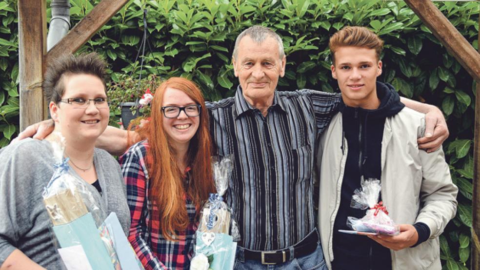 Ein glückliches Wiedersehen: Hermann Würdemann und seine drei Schutzengel: (von links) Janine Tuin, Sarah Terveen und Peter Brink.  © Foto: Himstedt