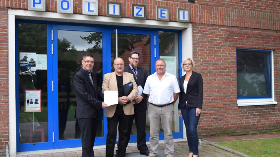 Die Polizei und der »Weiße Ring« wollten enger zusammenarbeiten und haben eine Kooperationsvereinbarung geschlossen. Im Bild von links Stephan Bohlken, Rainer Bruckert, Thorsten Baumgarten, Wilfried Helmerichs und Petra Puls. © Foto: Polizei