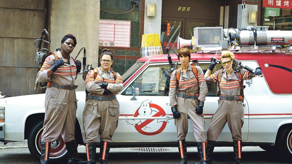 »Who yo gonna call?«: Die neuen »Ghostbusters« (von links) Paty Tolan (Leslie Jones), Abby Yates (Melissa McCarthy), Erin Gilbert (Kristen Wiig) und Jillian Holtzman (Kate McKinnon). © Foto: Sony Picture