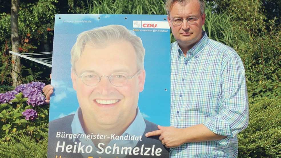 Mit Überklebern hat der Norder Bürgermeisterkandidat Heiko Schmelzle den Fehler behoben und die Plakate berichtigt. Allerdings fehlen sechs von den ursprünglichen Plakaten. Sie wurden gestohlen. © Foto: Reuter