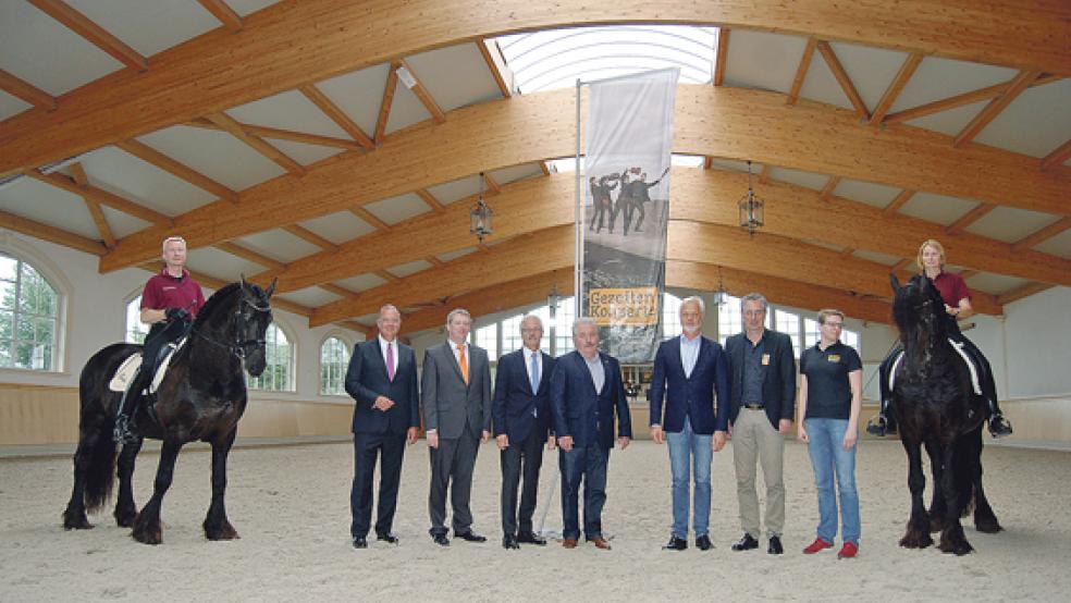 In der Reithalle des Polderhof-Gestüts stellten sich Sponsoren und »Festivalmacher« dem Fotografen. Von links Holger Franz (Vorstandsvorsitzender der Ostfriesischen Volksbank), Lothar Janssen (Sprecher der Arbeitsgemeinschaft der Volksbanken und Raiffeisenbanken in Ostfriesland), Harald Lesch (Geschäftsführer der Arbeitsgemeinschaft der Volksbanken und Raiffeisenbanken Weser-Ems), Rico Mecklenburg (Landschaftspräsident), Helmuth Aiso Brümmer (ENOVA Energiesysteme GmbH), Dirk Lübben und Wibke Heß (Organisation Gezeitenkonzerte der Ostfriesischen Landschaft) flankiert von Gerald Spekker und Monika Amelsberg auf den beiden Hengsten »Tjade« und »Siebo«. © Foto: Hoegen