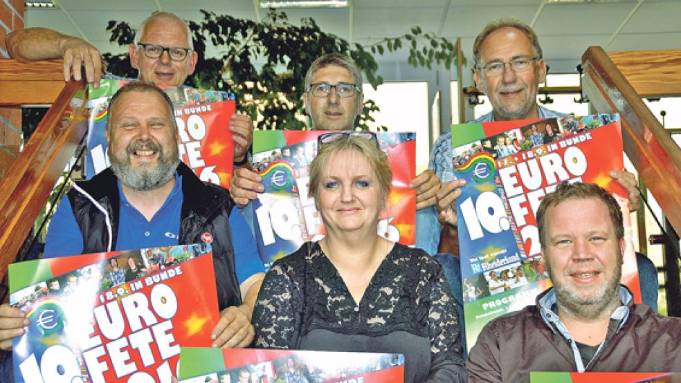 Freuen sich schon auf eine tolle »Euro-Fete«: Das Organisationsteam (hintere Reihe von links) mit Eduard Severiens (Gewerbeverein) sowie Jörg Siemering und Harm Watermülder von der Gemeindeverwaltung. (vordere Reihe von links) Reiner Veenhuis, Birgit Lübbermann-Gabriel und Jochen Lübbermann (alle Gewerbeverein). Auf dem Foto fehlen Stefan Kröger und Hero Abbas.  © Foto: Himstedt