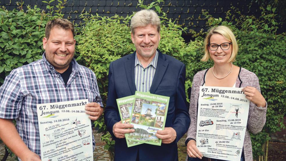 Stellvertretend für alle Mitglieder des Arbeitskreis präsentierten Rainer Smidt (von links) Bürgermeister Johann Tempel und Insa Müller jetzt das aktuelle Müggenmarkt-Programm. © Foto: Himstedt