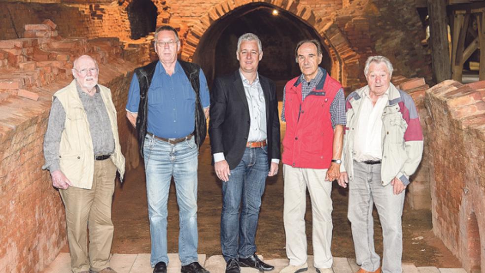 Beim Ortstermin in Midlum: Von links Jan Ulferts, Helmut Plöger, Matthias Groote , Kristian Scholz und Paul Zimmer. © Foto: privat