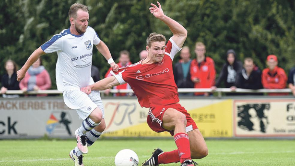 Er zupft und zerrt, doch Borssums Sven Rodow (links) kann Bundes Angreifer Eike Schmidt in dieser Szene nicht aufhalten. © Fotos: Bruins