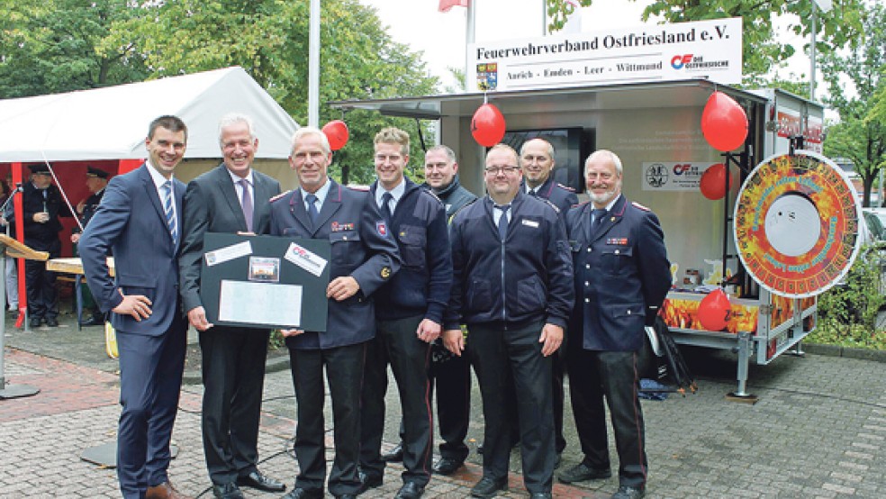 Sorgen für Aufklärung in Sachen Brandschutz (von rechts): Die Mitglieder des Arbeitskreises »Bimo« Uwe Jex, Hans-Jürgen Schütz, Timo Saathoff, Jörg Ochsler und Uwe Kuhlmann an der Seite des Präsidenten des Feuerwehrverbandes Ostfriesland Ernst Hemmen sowie Thomas Weiss und Gerrit Wilken vom Vorstand der Brandkasse. © Foto: Jürgens