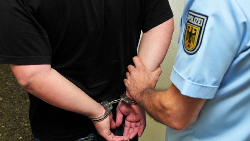 Gleich zwei Haftbefehle lagen gegen einen 37-Jährigen vor, der der Bundespolizei nun in Bunde ins Netz ging. © Foto: RZ-Archiv