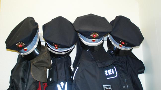 Damenkleidung aus Auto gestohlen