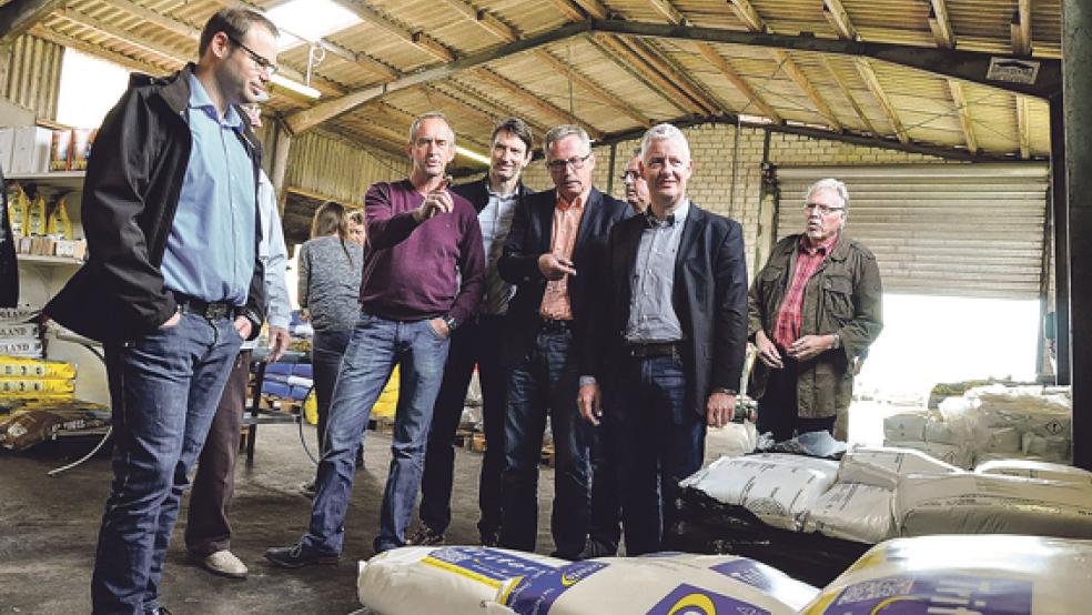 SPD-Landratskandidat Matthias Groote (2.v.r.) besuchte mit Parteimitgliedern den Landhandel »Liebsch« von Wilfried Liebsch (6.v.r.) in Stapelmoorerheide. Er wurde von Kim Uwe Siemons, Günter Geerdes, Helmut Geuken, Friederich Sap und Bernhard Siemons begleitet. © Foto: Boelmann