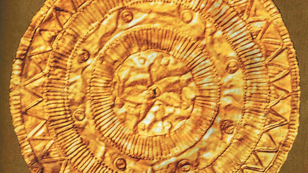 Filigran und kostbar: Die Goldscheibe von Moordorf. Experten und Archäologen haben jetzt ihre Fundstelle genauer in Augenschein genommen. Sie erhoffen sich Aufschlüsse darüber, die die Frage klären, ob die Scheibe tatsächlich 3000 Jahre alt ist oder nur eine Fälschung.  © Foto: privat