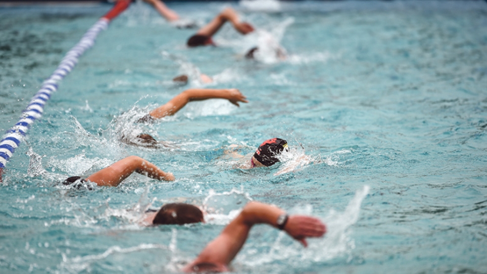 Dass das Wasser nur so spritzt: 17 Schwimmerinnen und Schwimmer stellten sich der Herausforderung, 100 Mal 100 Meter zu schwimmen, darunter auch Norbert Loger (kleines Foto oben) und Ferdinand Reit (kleines Foto unten). © Fotos: Bruins