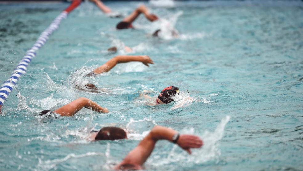 Dass das Wasser nur so spritzt: 17 Schwimmerinnen und Schwimmer stellten sich der Herausforderung, 100 Mal 100 Meter zu schwimmen, darunter auch Norbert Loger (kleines Foto oben) und Ferdinand Reit (kleines Foto unten). © Fotos: Bruins