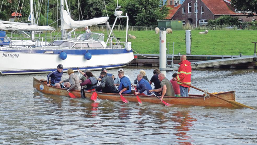 Die Teams trainieren schon fleißig im Alten Hafen in Weener, um beim 9. Drachenbootrennen eine gute Zeit zu »erpaddeln«. © Foto: Muising