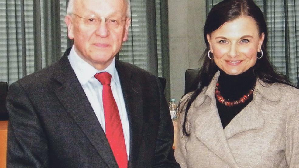 Begrüßung in Berlin: Der künftige Staatssekretär im Bundeslandwirtschaftsministerium, Hermann Onko Aeikens, mit der CDU-Bundestagsabgeordneten Gitta Connemann. © Foto: privat