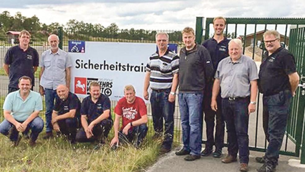 An dem Training nahmen teil: (von links) Hans-Hermann Lehmhuis (Feuerwehrtechnische Zentrale), Johann Waten (stellvertretender Abschnittsleiter Nord), Hermann Diekhoff (Ausbilder), Remon Hafermann (FTZ), Berthold Bleicher (FTZ), Holger Bleicher (stellvertretender Abschnittsleiter Süd), Klaus Ihler (Abschnittsleiter Nord), Ernst Berends (Abschnitsleiter Süd), Jörg Hoffmann (FTZ), Heino Veenekamp (Gemeindebrandmeister Westoverledingen) und Ingfried Battermann (FTZ und Gemeindebrandmeister Bunde). © Foto: privat