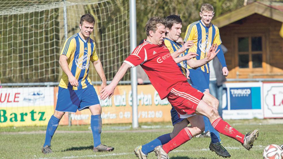 Viele verbissene Zweikämpfe lieferten sich im vergangenen Derby Volker Wirtjes und Stefan Suhlmann. Beim 0:0 war Weener näher dran am Sieg als Bunde. © Foto: Mentrup