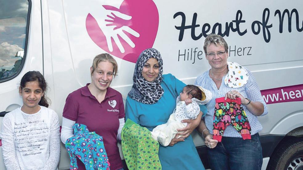 Glückliche Gesichter: Fatima Alduleimi, Jana Schwolow, Dina Aljeburi mit ihrer sieben Wochen alten Tochter Nadine sowie Sylke Schulte (v.l.) bei der Übergabe der Babykleidung. © Foto: privat