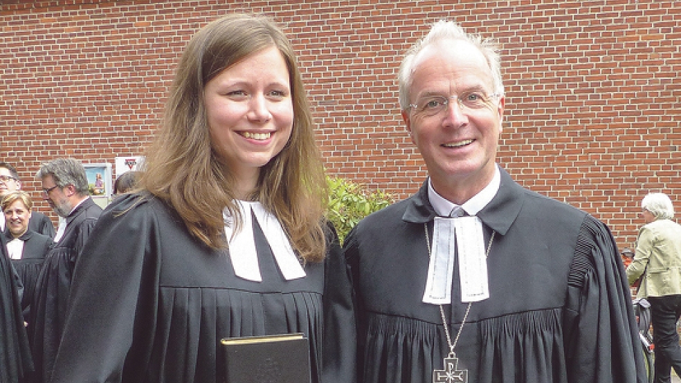 Pastorin Leska Meyer und Landessuperintendent Dr. Detlef Klahr.  © Foto: Kappernagel