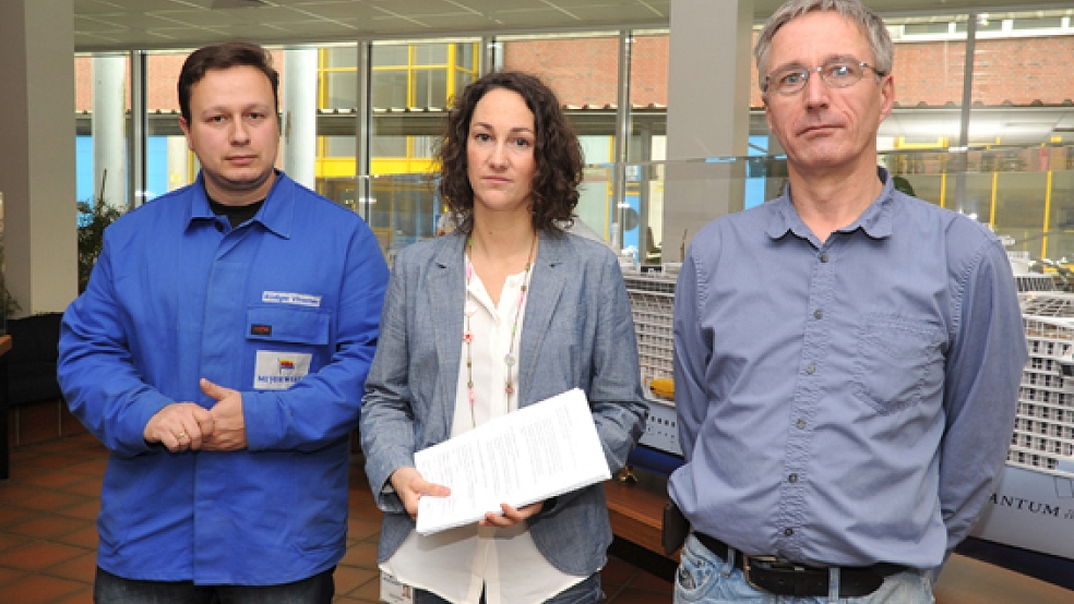 Halten ihre Kritik aufrecht: Rüdiger Vinschen (links), Julia Küthe und Theo Wessels Ende Mai im Foyer der Meyer Werft. Sie setzen sich nach wie vor für eine Neuwahl des Betriebsrates ein.  © Foto: Schade