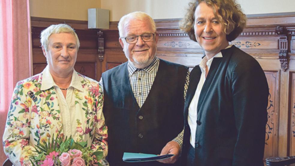 Bodo Wolters wurde am Donnerstag im Leeraner Rathaus von Bürgermeisterin Beatrix Kuhl (rechts) nun offiziell zum Ehrenherold ernannt. Begleitet wurde er von seiner Frau Hermanda. © Foto: Zuidema