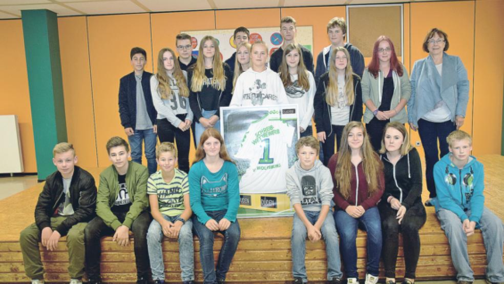 Die jetzige Klasse 8a konnte sich in der Kategorie Lexikonartikel einen Preis sichern. Zusammen mit ihrer ehemaligen Klassenlererin Renate Bartz hatten sie im Deutschunterricht darauf hingearbeitet. © Foto: Zuidema