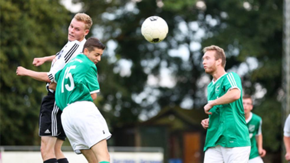 Augen zu und durch: Teutonias Arnold Trautwein im Kopfballduell. © Foto: Schulte