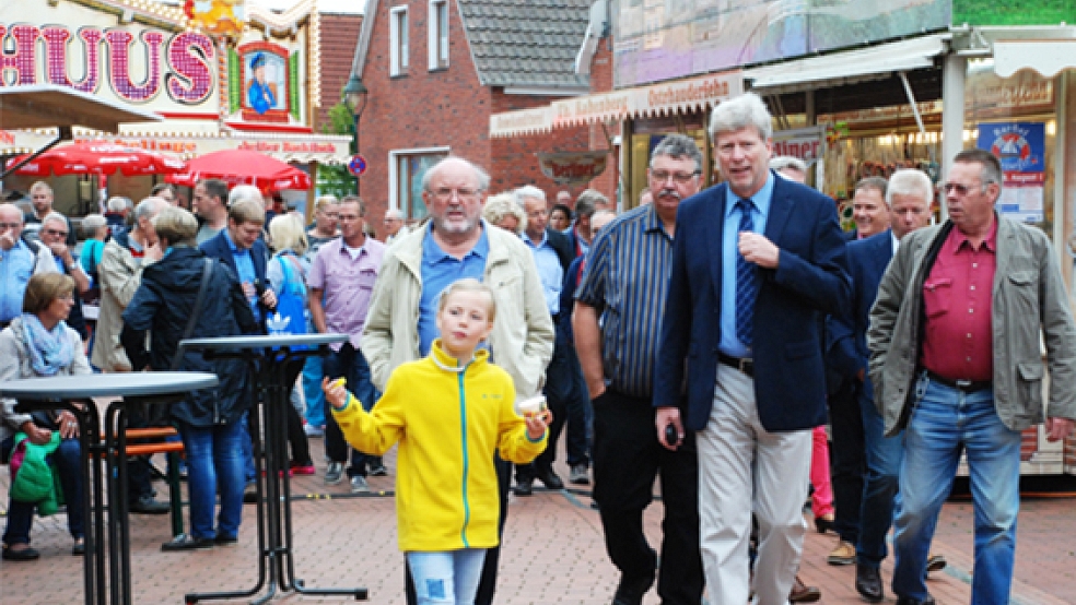 Zum letzten Mal eröffnete am Samstag Bürgermeister Johann Tempel (vorne) den Müggenmarkt. Er konnte sich über zahreiche Besucher und Ehrengäste freuen. © Foto:Kuper