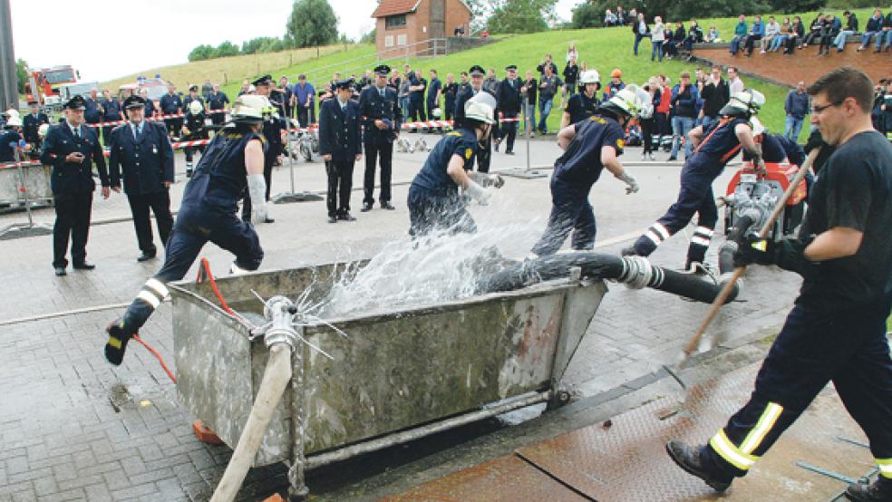 Ein Schnelligkeitswettkampf der Feuerwehren am Hafen ist fester Bestandteil des Müggenmarktes. Zuschauer haben den besten Überblick vom Deich aus. Die gastgebende Feuerwehr Jemgum eröffnete den Wettkampf und hatte beim ersten Durchlauf die Feuerwehr Hesel als Gegner. © Fotos: Kuper