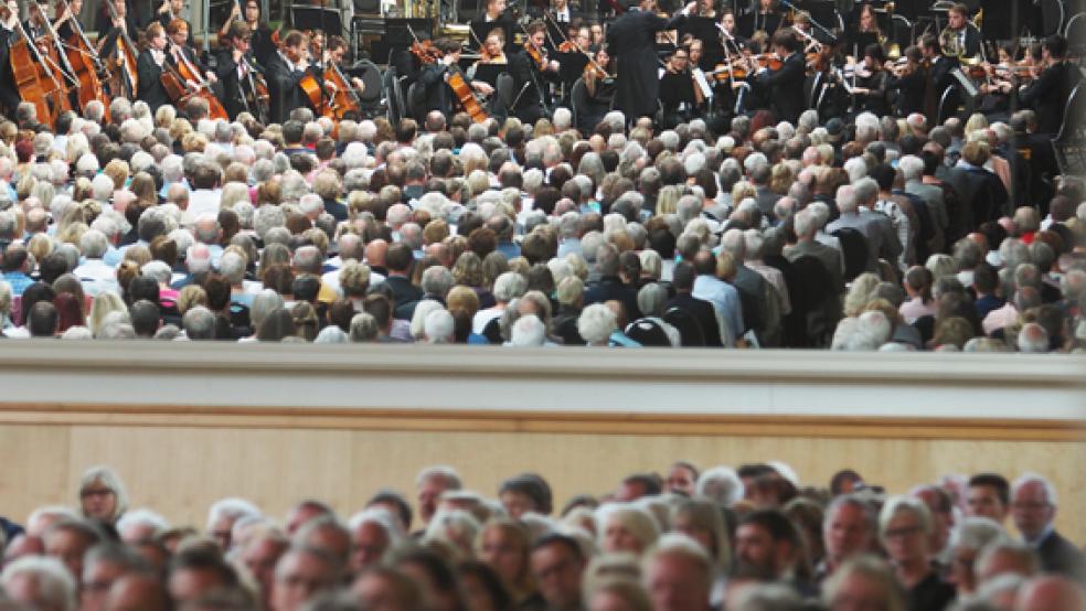 Voller Einsatz: Dirigent Andreas Schüller hat das 120-köpfige Orchester voll im Griff. © Foto: Krämer