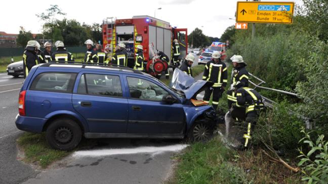 Auto fängt Feuer nach Unfall in Leer