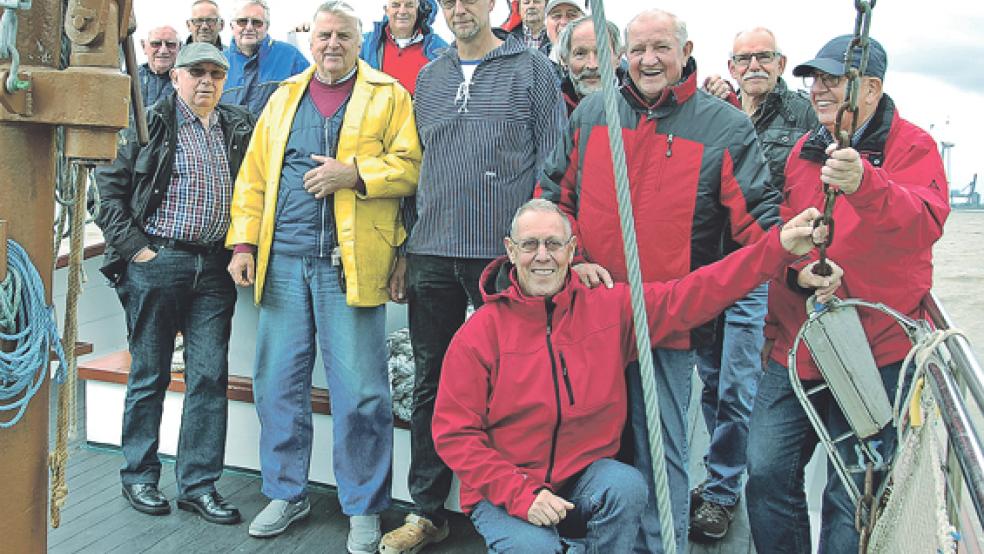 Auf Fangfahrt: Die Stapelmoorer an Bord des Kutters »Hinderk« mit Johann Robbe, dem Vorsitzenden der Haven- un Kuttergemeenskupp (Mitte). © Leserfoto: Heinrich Siemons