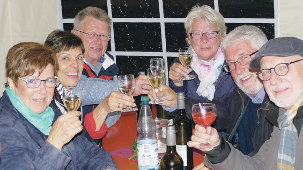 Prost: Ingrid Willms, Selma und Siegfried Bayer, Gertrud Coordes, Gerhard Willms und Andreas Stein aus Bonn genossen einen leckeren Wein. © Fotos: Bruins (3)