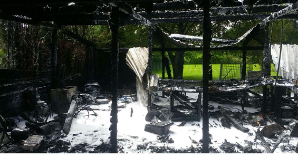 Bei einem Brand in Holte ist heute Vormittag ein Doppel-Carport komplett ausgebrannt.  © Foto: Kreisfeuerwehr