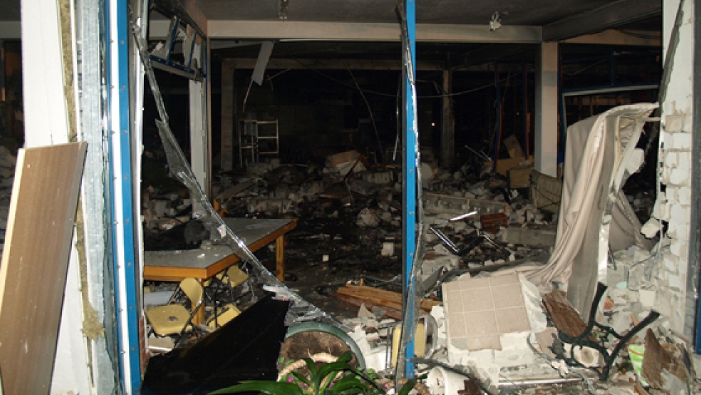 Der Elysee-Palast in Rhauderfehn wurde am 27. Dezember 2010 durch eine Gasexplosion zerstört. Die Umstände der Explosion versucht jetzt das Landgericht Aurich zu klären. © Foto: Archiv
