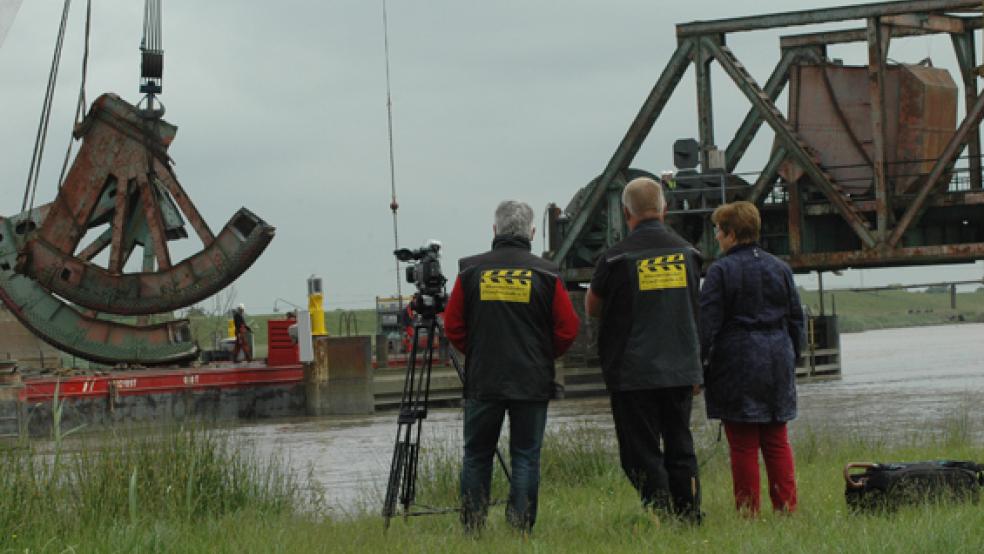 Die Friesenbrücke in Weener ist durch die Schiffskollision schwer beschädigt worden. Doch es könnte sein, dass die Verursacher des Schadens straffrei bleiben. © Foto: Szyska