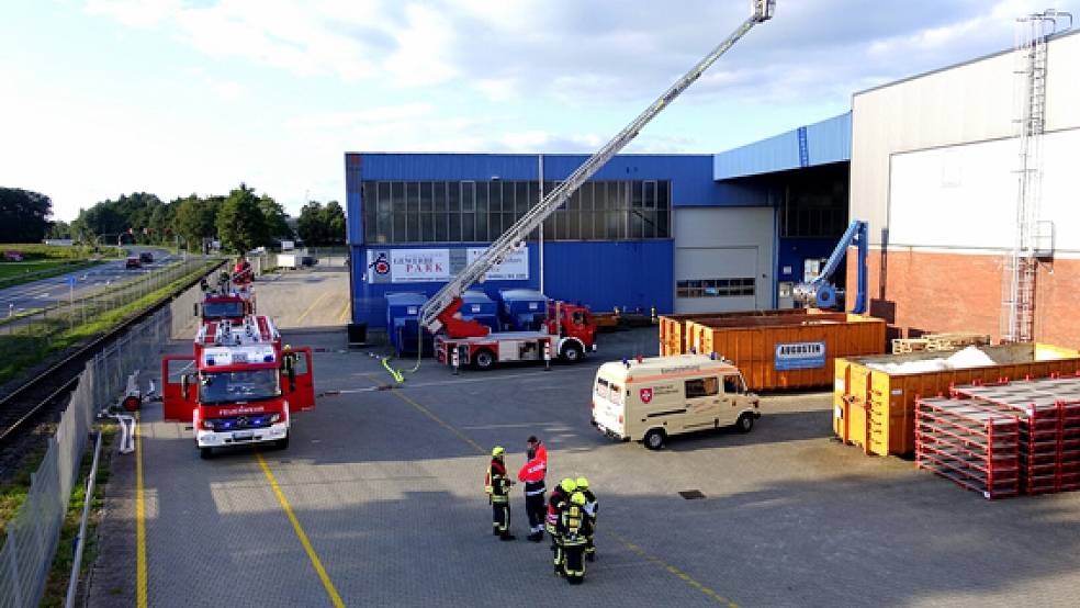 Drei Feuerwehren und eine Einsatzgruppe des Malteser Hilfsdienstes waren an der Übung beteiligt. © Foto: Meyer Werft
