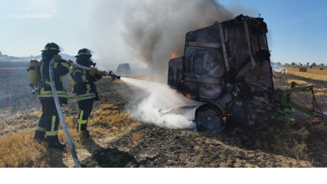 Rundballenpresse in Brand geraten