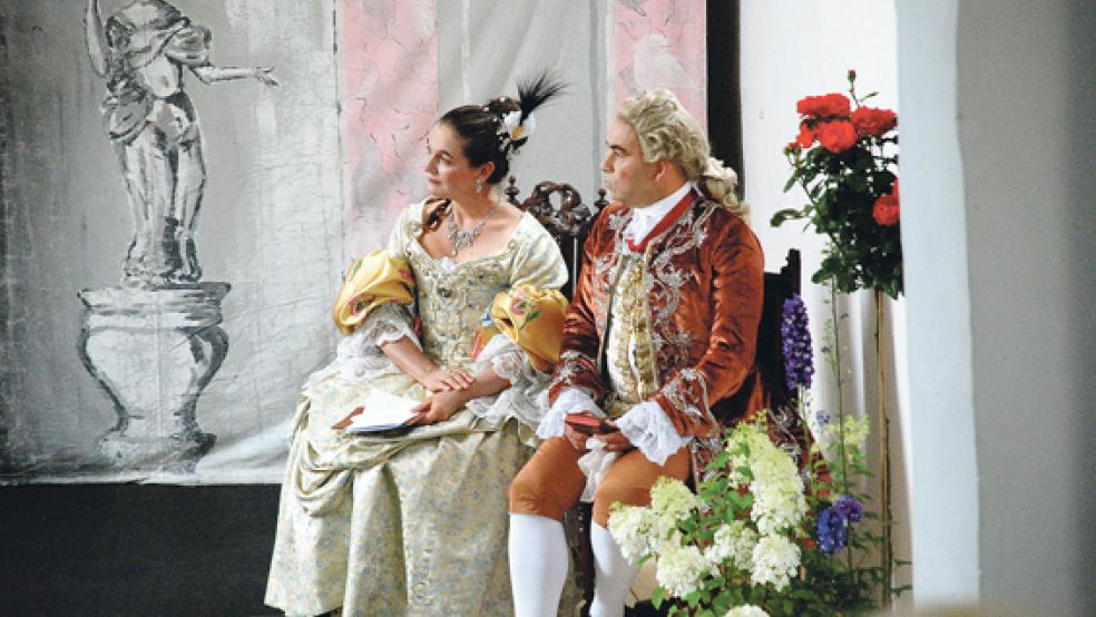 Adel verpflichtet: Doris von der Aue und Niels Badenhop in prächtigen Barockkostümen.  © Foto: Kuper