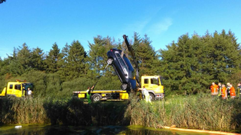 Im Kanal landete am Mittwoch ein VW Passat in Großoldendorf. Die Insassen konnten sich aus dem Auto retten, sie blieben unverletzt. © Foto: Feuerwehr