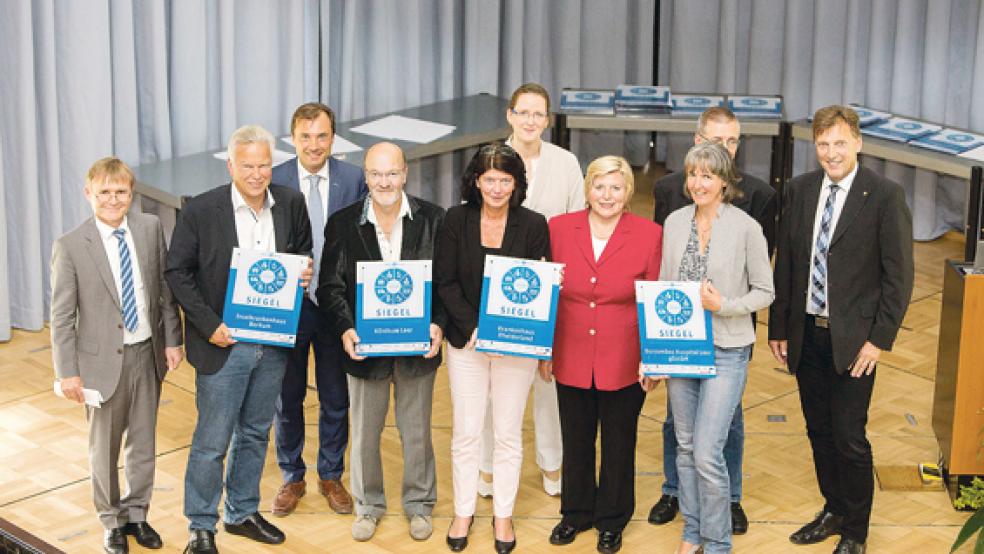 Freuen sich über die Auszeichnung: Dr. Mathias Pulz, Dr. Hans-Jürgen Wietoska, Prof. Dr. Alex Friedich, Dr. Siegfried Bothe, Mechthild Schäpker, Dr. Dagmar Rocker, Ministerin Cornelia Rundt, Sabine Latarius, Dr. Michael Sevenich und Dieter Brünink bei der Übergabe des zweiten » EurSafety«-Qualitätssiegel in Oldenburg. © Foto: privat