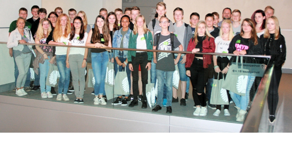 32 Schülerinnen und Schüler sowie drei Lehrkräfte zweier 9. Klassen der Oberschule Bunde haben den Deutschen Bundestag in Berlin besucht.  © Foto: privat