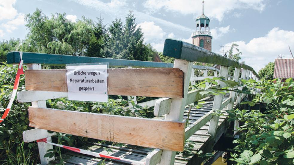Die Brückensperrung in Ditzum soll zügig beendet werden. Die Gemeinde hat jetzt einen Betrieb aus Friesoythe mit der Reparatur beauftragt. Eine Brückenverbindung über das Sieltief ist seit 1704 nachgewiesen. In ihrer heutigen Bauweise existiert die Brücke seit dem Neubau des Siels in 1891.  © Foto: Hanken