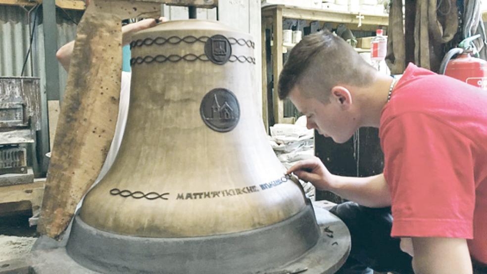 In der Werkstatt von Simon Laudy im niederländischen Finsterwolde wurden die Vorbereitungen zum Gießen der »Ewigkeitsglocke« getroffen. Auf dem Kirchplatz in Bingum wird Laudy einen Ofen mit Schmelztiegel aufstellen, um die Glockenbronze darin auf 1400 Grad Celsius zu erhitzen und das flüssige Metall dann in eine vorbereitete Hohlform zu gießen. © Foto: Simon Laudy