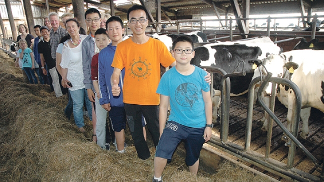 Junge Chinesen erkunden Hof in Wymeer