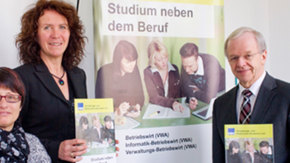 Landrat Bernhard Bramlage (rechts) als Akademieleiter und Geschäftsführerin Monika Fricke wurde das Vertrauen der VWA-Vorstandsmitglieder ausgesprochen. © Foto: Archiv