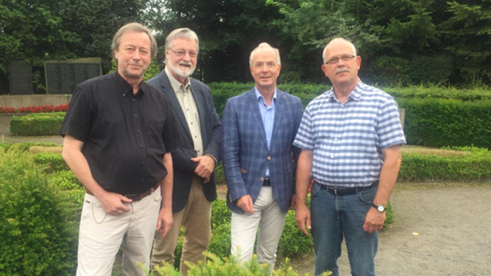 Landessuperintendent Dr. Detlef Klahr (zweiter von rechts) mit Herbert Müller und Ulrich Kohlhoff vom Vorstand des Vereins KZ-Gedenkstätte Engerhafe (von links) und dem Vorsitzende des Kirchenvorstands, Gerd Lücken (rechts). Sie stellten dem Regionalbischof den Plan zur Neugestaltung des Gräberfeldes vor.  © Foto: Grundmann