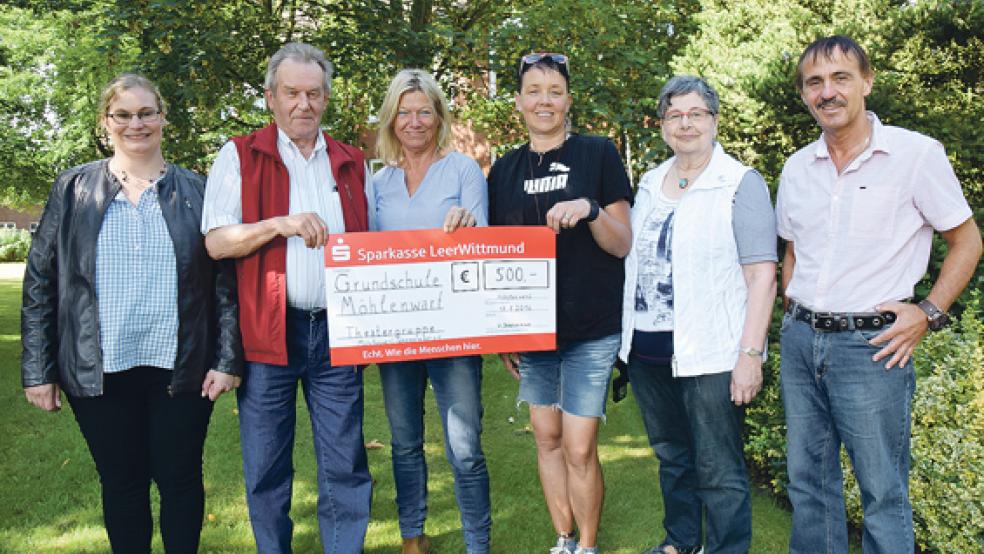 Schulleiterin Mechthild Tammena (Dritte von links) bedankte sich für die 500 Euro, die (von links) Martina Scheer (Spielerin), Roelf Dreesmann (Vorsitzender), Anja Oltrop (Spielerin), Waltraud Dreesmann (Kassenwartin) und Garrelt Janssen (Schriftführer), von der Theatergruppe Möhlenwarf übergaben. © Foto: Zuidema