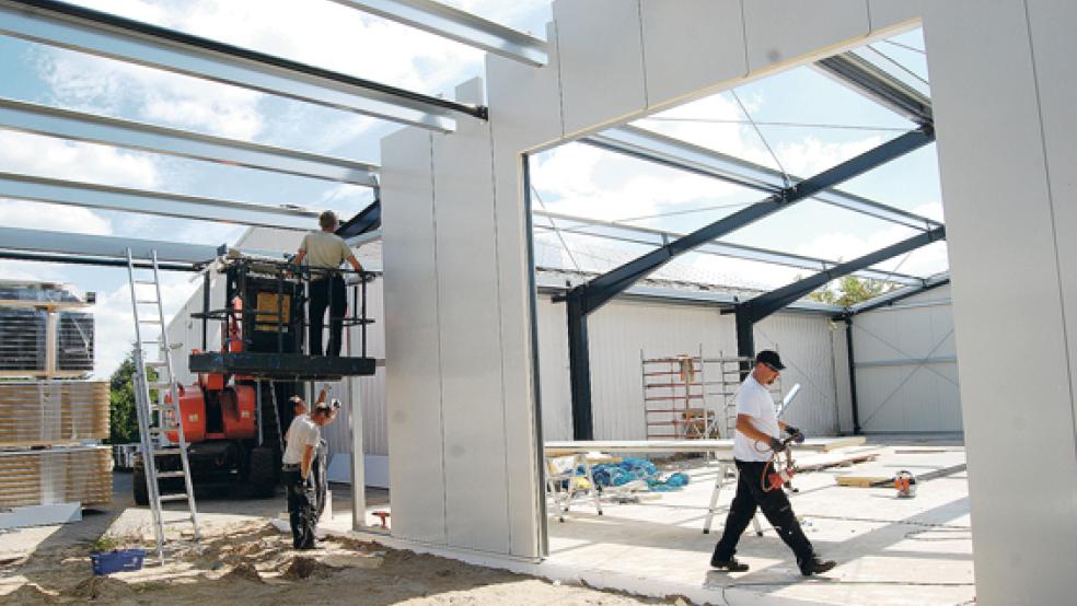 Die neue Halle des Getränkehandels Gersema im Kleinen Bollen soll in drei Wochen fertig sein. © Foto: Hoegen