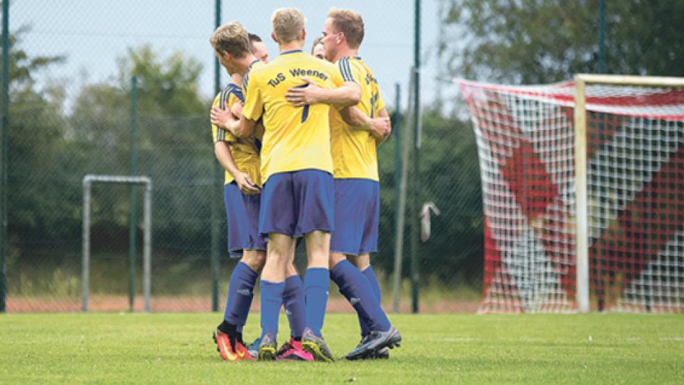 Weeneraner Jubel in Jemgum: Dank des Treffers von Jan Albrecht (ganz links) siegte der TuS beim SV Ems am Freitag mit 1:0. © Foto: Mentrup