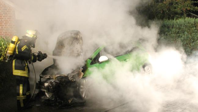 Feuerwehr löscht brennenden Opel Corsa